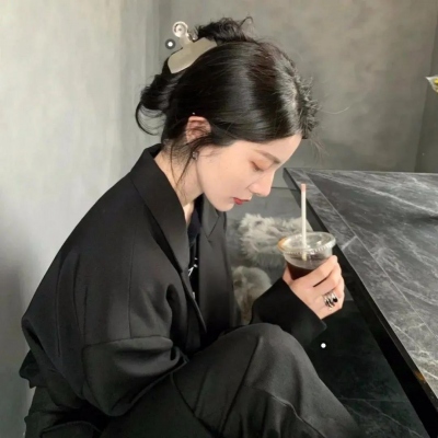 女生抱着猫很酷的头像动漫(女生抱猫头像酷似动漫)